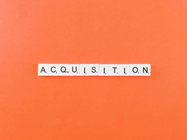 Quelles sont les étapes légales pour l'acquisition d'une entreprise étrangère dans le secteur des énergies renouvelables ?