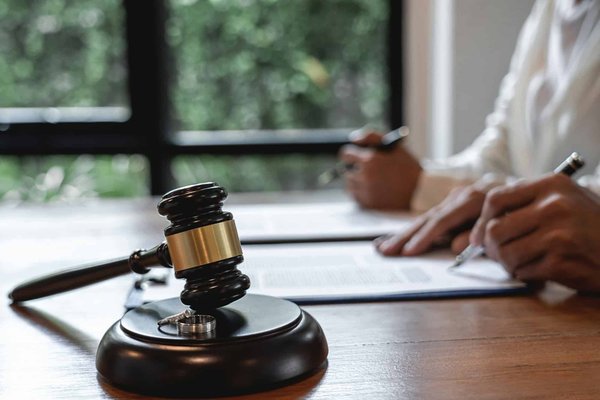 Quelles sont les procédures légales pour la dissolution d'une société de manière ordonnée et conforme aux réglementations ?